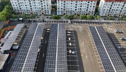 窗外现连片光伏板,“眼睛快被晃瞎”上海一些光伏设施引光污染争议