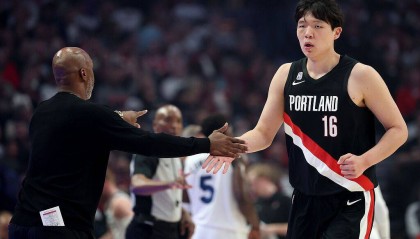 杨瀚森首秀2分1板爱德华兹41分 开拓者遭森林狼逆转