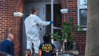 86岁华人在美国家中死亡一星期,脖子上缠着围巾,埋在棉被里