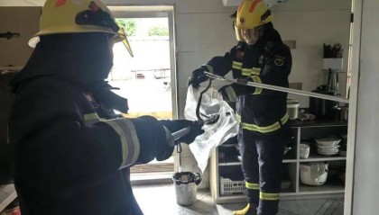 女子半夜上厕所,马桶里突然窜出一条蛇!