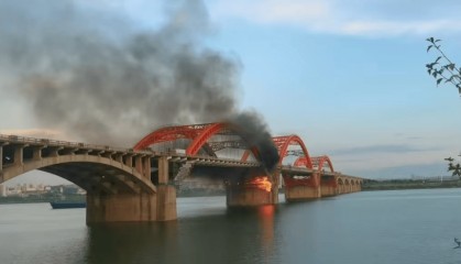 长沙湘江特大桥正在维保的桥墩起火，燃烧物为防护网及建筑材料