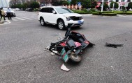 湖南湘潭一女生骑车闯红灯,骨折、肝破裂…