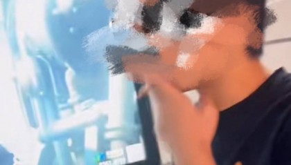 男子地铁站内吸烟,面对镜头直言“我的烟瘾比较大”?深圳地铁:不允许,发现会制止
