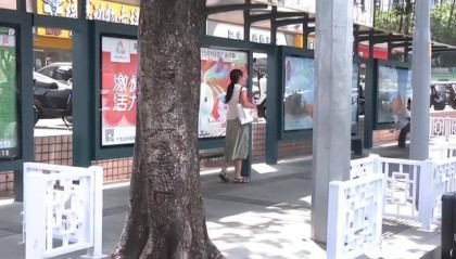 广州多个公交站惊现S型护栏 最新进展:已被拆除