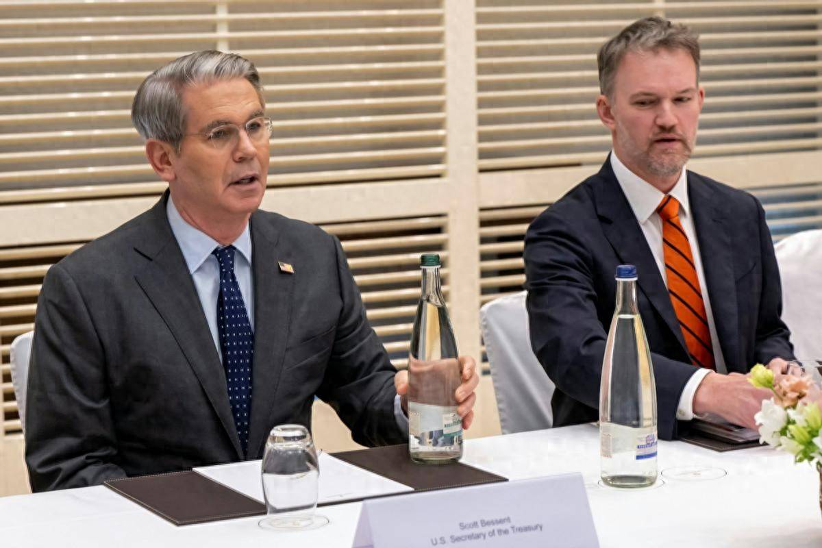 中美连谈2天,特朗普场外让步,撤100%关税,新加坡:中国是强国