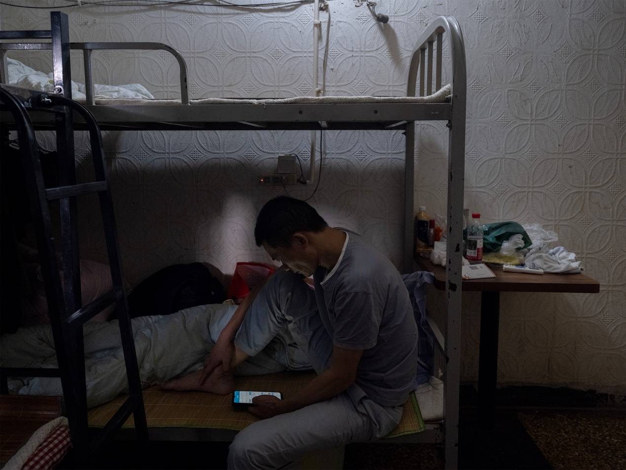 他们挤在8元一晚的旅店 几百人抢一个活