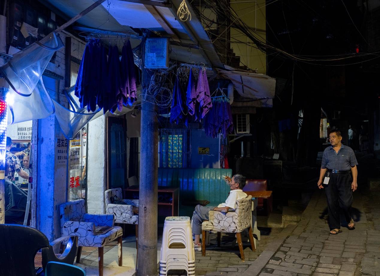 他们挤在8元一晚的旅店 几百人抢一个活