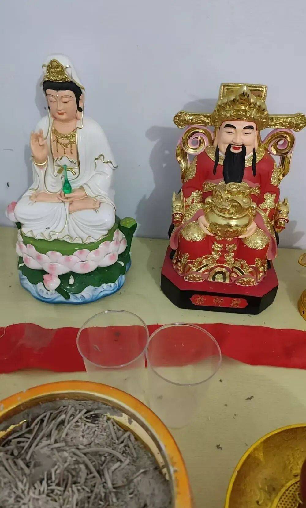 自称“昆仑童子”“玉皇大帝”“紫薇圣人”，敛财超500万、奸淫妇女10人！起底“天道鸿元”