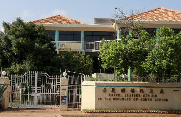 不敢重蹈立陶宛覆辙，爱沙尼亚卡了台当局两年…